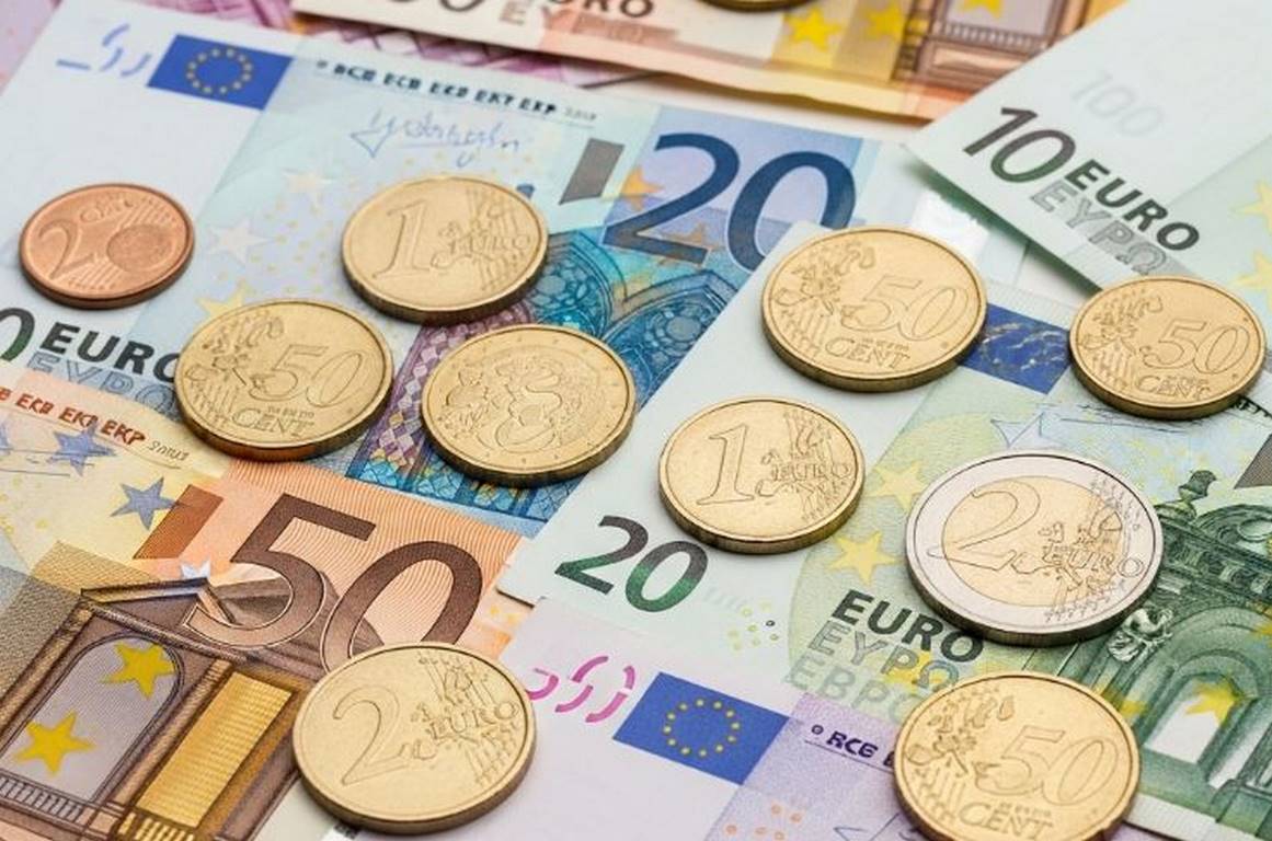 evro pari banknoti moneti valuta Copy[1]
