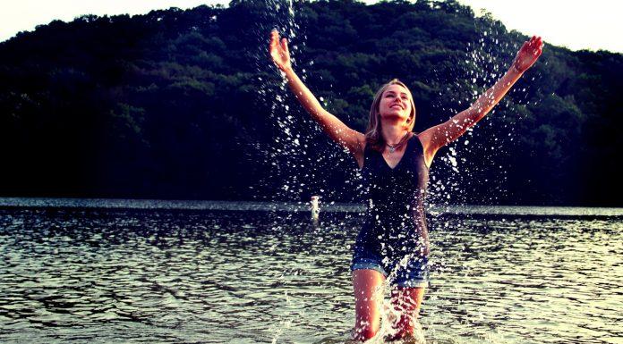 Лятото не си тръгва! На морето топло и слънчево до 15-ти септември! весела жена