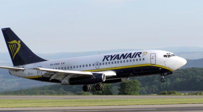 Пътници на полета на Ryanair, при който едва не загина мъж, готвят иск за десетки милиони евро! Ryanair b737 200 ei cnv bristol arp1