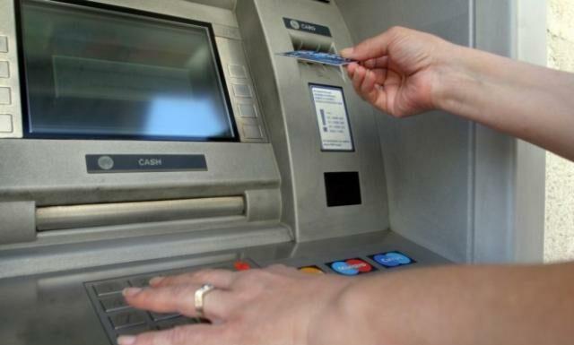 Готови за еврото : Банкомати, сметки, IBAN – отговори на най-важните въпроси! 640 420 arestuvaha bylgarin v sasht za izmami s bankomat1