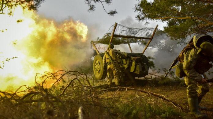 Ukrainian servicemen fire howitzer towards Russian positions