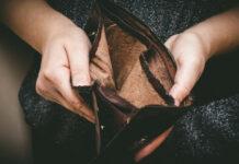 Честита Коледа, ама само за 536 хил. пенсионери, които са с пенсия до 638 лв. За тях по 120 лв.! Old empty wallet in the hands Vintage empty purse in hands of women Poverty concept, Retirement Special toning