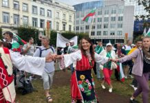 В Брюксел медиите и гражданите се радват на българите дошли да им благодарят че ни приемат в Еврозоната! horo bryuksel