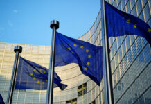 ЕС договори 90 милиарда евро заем за Украйна! EU flags in front of European Commission