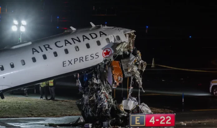 samolet na ear kanada ekspres se sblaska s pojarna kola na letishte guardia v nu iork dvama piloti zaginaha 1[1]